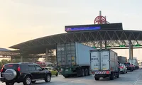 Trạm BOT Pháp Vân - Cầu Giẽ tắc kéo dài trước giờ &apos;bị dừng&apos; thu phí