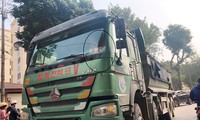 Xe tải đeo logo, trong đó có xe không phép vào phố cấm, hoạt động trên đường Hai Bà Trưng sáng 26/2.
