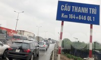 Cầu Thanh Trì ùn tắc trong ngày đầu hạ tốc độ xuống 60km/h