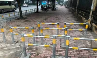 Hàng rào &apos;bịt&apos; vỉa hè Hà Nội được mở lối lên xuống