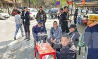 Thanh tra giao thông xử lý bãi xe &apos;chặt chém&apos;, tự ý rào đường