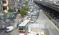 Loạt lô cốt khủng bủa vây đường Nguyễn Xiển, người dân vật vã &apos;qua ải&apos; ùn tắc
