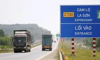 Sắp hết cảnh &apos;ngộp&apos; bất cập trên cao tốc Cam Lộ - La Sơn 