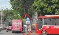 Xe khách nghênh ngang &apos;diễu phố&apos; Hà Nội 