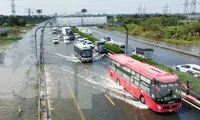 Dùng bao tải cát ngăn ngập trên cao tốc Pháp Vân - Cầu Giẽ