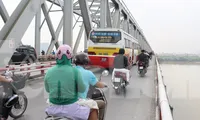 Ô tô khách chở học sinh được đi qua cầu Chương Dương