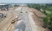 Dự án cầu Tứ Liên: Ngoại thành thi công nhộn nhịp, nội thành vẫn 'nằm yên'