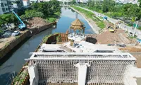 Nhiều công trường thi công vẫn ‘chặn’ dòng chảy sông Tô Lịch mùa mưa lũ