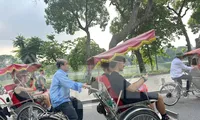 Xích lô rồng rắn ‘bịt’ đường nhiều tuyến phố