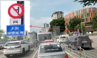 Sở Xây dựng Hà Nội nói gì về biển báo bất ngờ ‘chặn’ đường ô tô ở làn hỗn hợp?