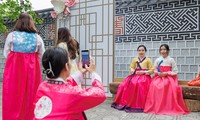 Lễ hội Con đường văn hóa Hàn Quốc 2024 tại con đường đá Đại sứ quán Hàn Quốc tại Việt Nam
