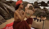 Diện bikini hở bạo xưa rồi, sao nữ này còn mê &apos;thả rông&apos; bán nude khoe trọn trái đào tiên
