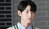 Bị netizen &apos;quay lưng&apos; vì mặc xấu, Song Joong Ki bất ngờ đáp trả với màn &apos;quay xe bá đạo&apos;