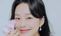 Trên phim chưa hết, Park Yoo Na còn chính thức vào &apos;nhà đối thủ&apos; của cô bạn thân Moon Ga Young
