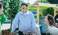 &apos;Cặp đôi đa tài bậc nhất màn ảnh Hàn&apos; tỏa ra sự ấm áp đằng sau hậu trường phim &apos;Welcome to Samdalri&apos;