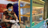 Không cầm tiền mặt, “vô tư” xài thẻ từ vỉa hè?