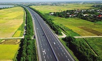 Bộ Chính trị: Ưu tiên nguồn lực đầu tư hoàn thành đường bộ cao tốc Bắc - Nam phía Đông