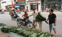 120.000 đồng một bó lá dong bán vỉa hè Sài Gòn