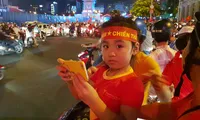 Cổ động viên nhí theo cha mẹ xuống đường mừng chiến thắng 