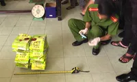 Cận cảnh công an mở thùng loa kẹo kéo lấy 1,1 tấn ma túy