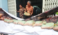Người Sài Gòn xây &apos;lô cốt&apos; chống ngập