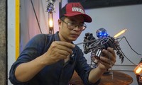 Chàng trai trẻ &apos;hô biến&apos; phế liệu thành hàng ngàn mô hình &apos;quái thú&apos;, siêu nhân độc lạ