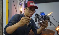 Chàng trai trẻ &apos;hô biến&apos; phế liệu thành hàng ngàn mô hình &apos;quái thú&apos;, siêu nhân độc lạ