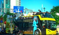 Bạn trẻ Sài Gòn tấp nập xuống đường đón Hoa hậu Thùy Tiên về nước