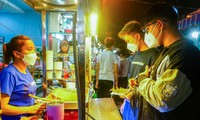 Bạn trẻ rủ nhau xuống phố ẩm thực lớn nhất Sài Gòn sau buổi đầu trở lại trường học tập