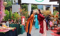 Đường phố Sài Gòn rộn ràng sắc Xuân