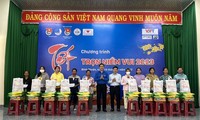 Trung tâm CTXH Thanh thiếu niên cùng các đơn vị chăm lo Tết cho đồng bào khó khăn 