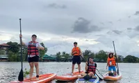 Nghỉ lễ, bạn trẻ Sài Gòn rủ nhau trải nghiệm chèo SUP