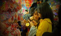 Phố lồng đèn Lương Nhữ Học (TP. HCM) nhộn nhịp bạn trẻ đến &apos;check-in&apos; mùa Trung Thu