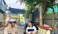 Xe cà phê hoa làm ‘khuynh đảo’ các bạn trẻ Sài Gòn