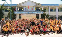 Sinh viên tình nguyện mang ‘Xuân yêu thương’ về với các em nhỏ Tánh Linh