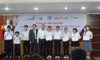 ĐHQG TP. HCM trao 1,2 tỷ đồng học bổng toàn phần cho sinh viên có hoàn cảnh khó khăn