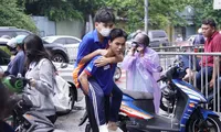 Những khoảnh khắc đẹp của các sĩ tử và sinh viên tình nguyện &apos;Tiếp sức mùa thi&apos; TP. HCM 