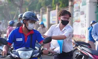 Những hình ảnh đẹp của sinh viên tình nguyện ‘Tiếp sức mùa thi’ trong ngày thi thứ hai