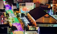 Sắc màu Giáng sinh lung linh tại hẻm nhỏ Sài Gòn thu hút bạn trẻ đến ‘check-in&apos;