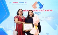 Phụ huynh ‘Nâng bước thủ khoa 2024’: Vượt ngàn cây số cùng con trọn vẹn khoảnh khắc vinh danh