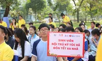 ĐHQG TP. HCM tặng vé xe cho 182 sinh viên về quê đón Tết