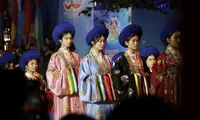 Bạn trẻ Sài Gòn thích thú với màn đồng diễn Việt phục &apos;Một vòng Việt Nam&apos;