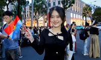 Bạn trẻ hào hứng đổ về Dinh Độc Lập xem hợp luyện diễu binh