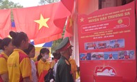 Triển lãm Quốc kỳ Việt Nam &apos;Non sông liền một dải&apos;