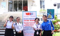 Bạn trẻ hiểu thêm về tình hữu nghị Việt Nam – Cu Ba qua triển lãm tranh áp phích cổ động &apos;Vì Việt Nam&apos;