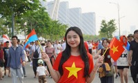 Bạn trẻ Sài Gòn thích thú xem bắn pháo và trình diễn máy bay tại hai công viên bờ sông