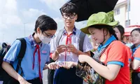 Chiến sĩ tình nguyện &apos;Hoa phượng Đỏ&apos; hỗ trợ thí sinh tham gia kỳ thi tuyển sinh lớp 10 