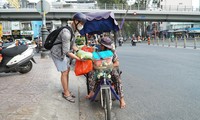 Nhóm bạn trẻ giúp người bán vé số vượt qua dịch COVID-19