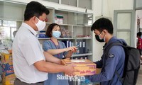 Sinh viên KTX Đại học Sư phạm Kỹ thuật TP.HCM được nhận quà “giải cứu” COVID-19