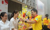 Tặng vé xe và quà cho sinh viên khó khăn đón Tết